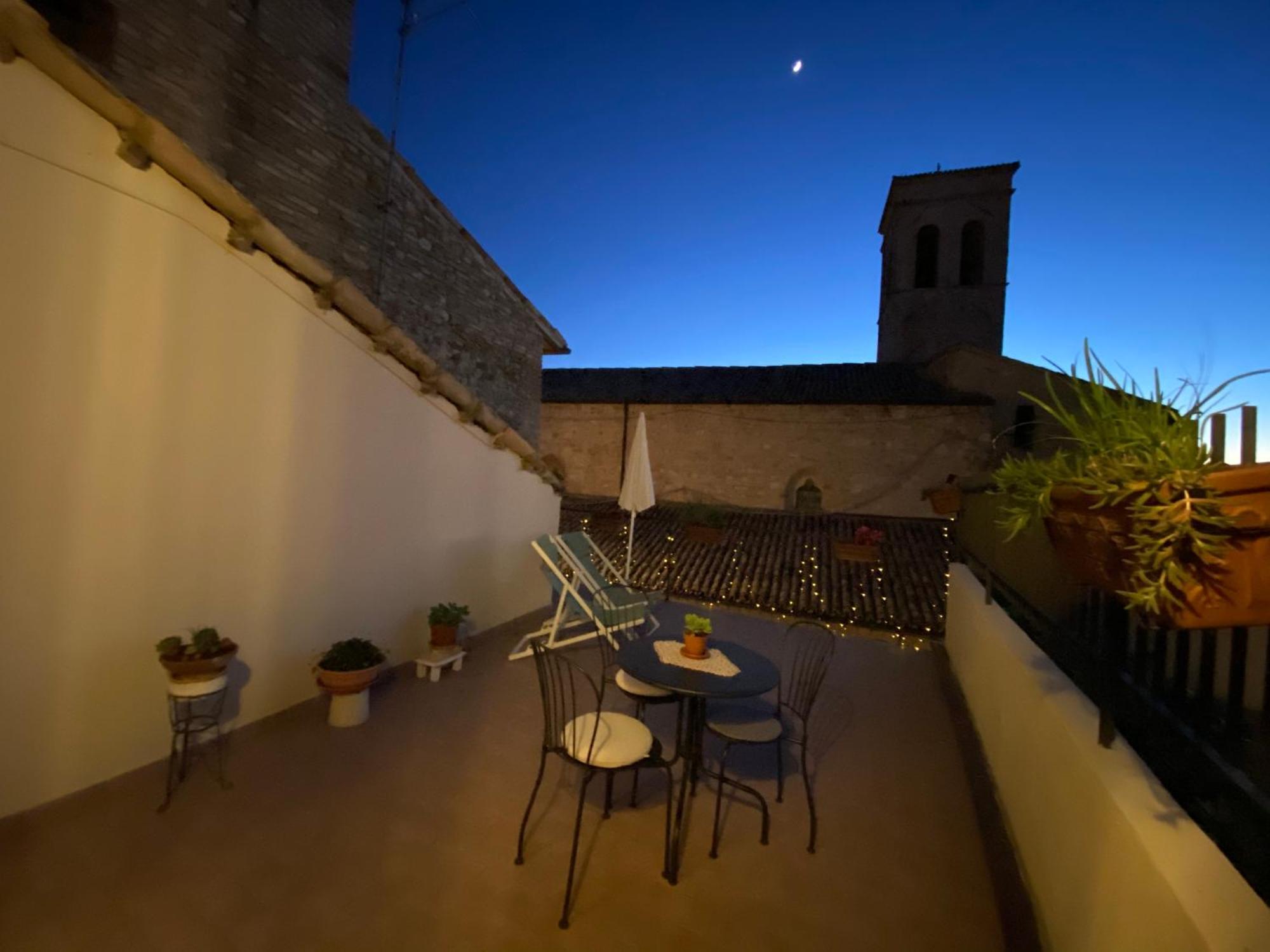 App. Con Terrazza Panoramica In Centro-Montefalco Extérieur photo