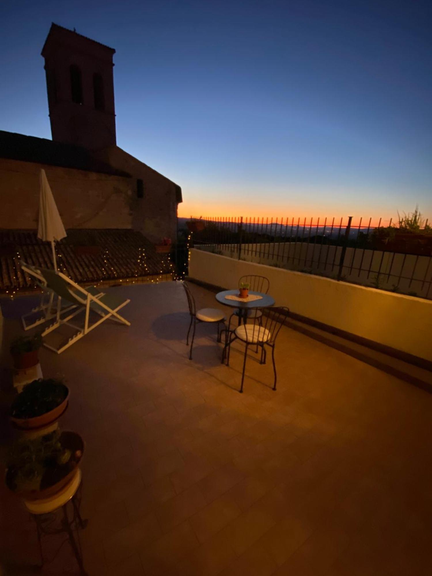 App. Con Terrazza Panoramica In Centro-Montefalco Extérieur photo