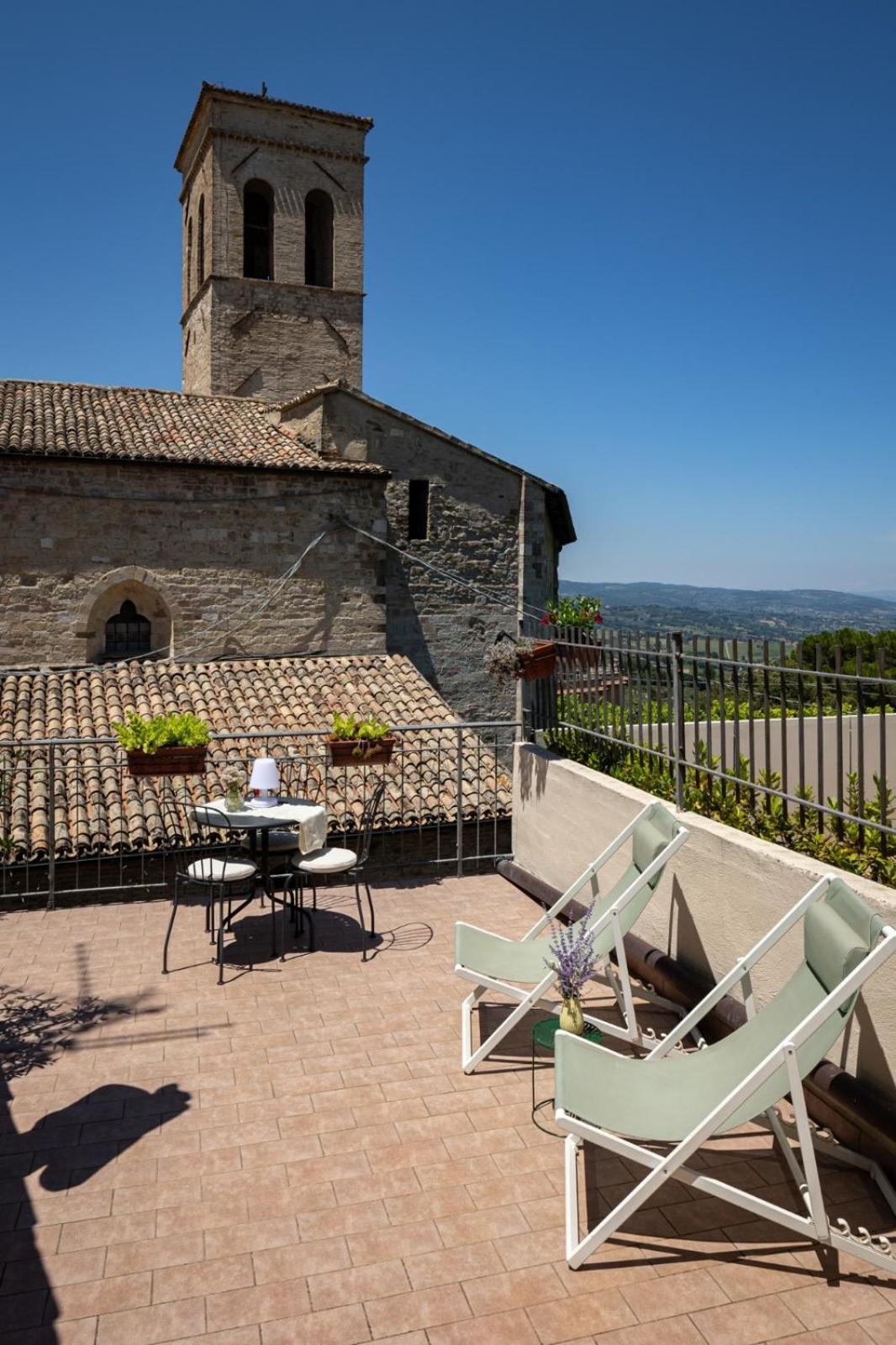 App. Con Terrazza Panoramica In Centro-Montefalco Extérieur photo