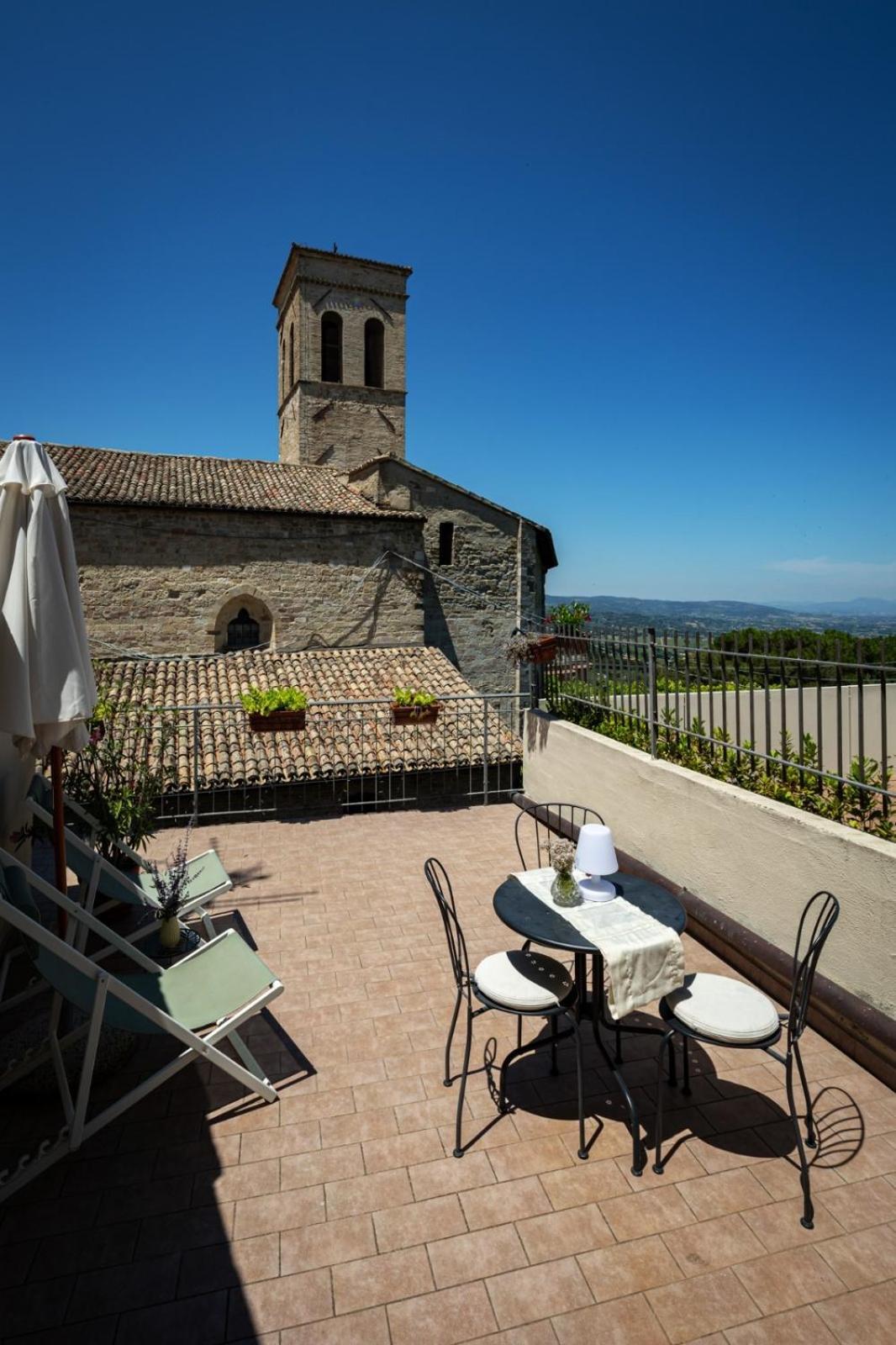 App. Con Terrazza Panoramica In Centro-Montefalco Extérieur photo